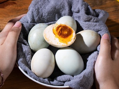 70-79克 咸鸭蛋海鸭蛋咸蛋整箱特产烤鸭蛋流油厂家直供批发代发图4