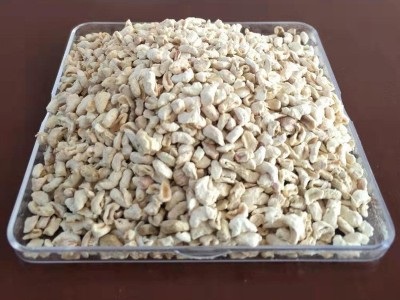 厂家批发蘑菇种植用玉米芯颗粒 宠物垫料玉米芯压块玉米粉图3