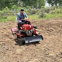 旱地用的25马力小四轮拖拉机水旱两用履带旋耕机开沟回填除草