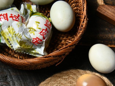 现货五香皮蛋四川特产咸盐蛋散装批发新鲜大鸭蛋代发盒装厂家美味图3