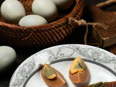 现货五香皮蛋四川特产咸盐蛋散装批发新鲜大鸭蛋代发盒装厂家美味图4