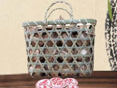 厂家批发 竹箩装迷你小茶饼 普洱生茶勐海味七子饼672克图5